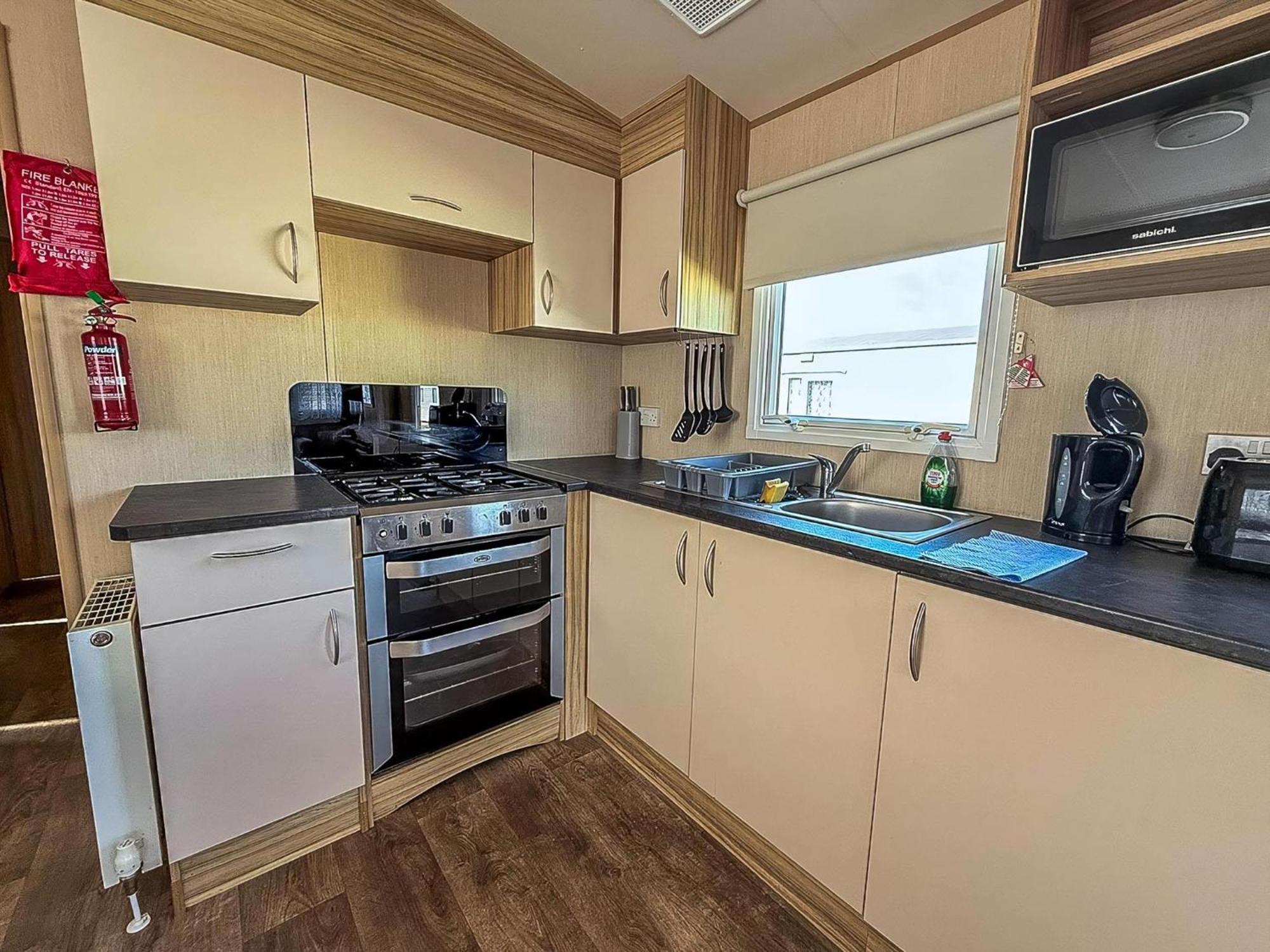 Great 8 Berth Caravan In Norfolk Near To Great Yarmouth Ref 20178Bs Hopton on Sea Exteriér fotografie